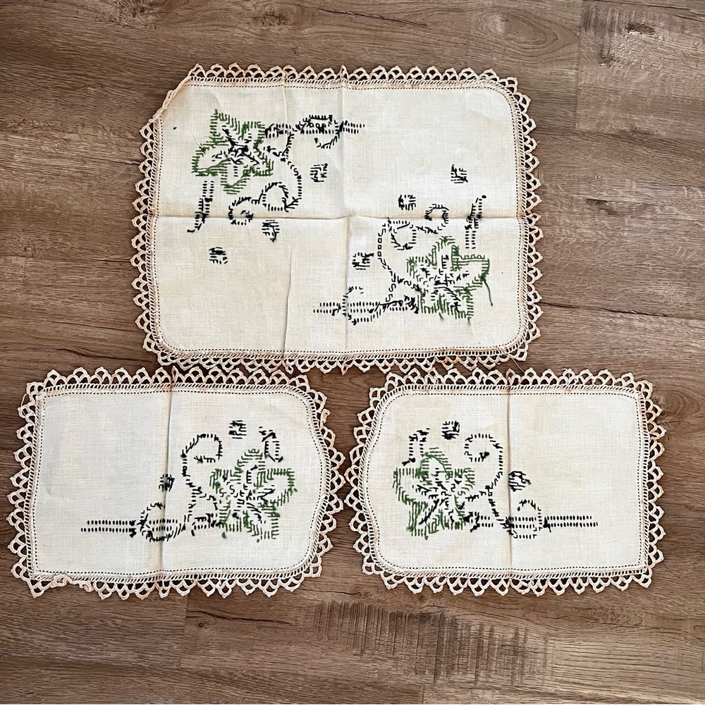 Vintage‎ Ivory Linen Set Of 3 Doily Doilies Green Hand Stitch Flowers Lace Trim